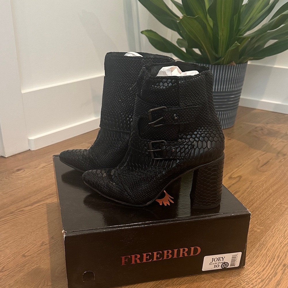 Freebird Textured Black Heeled Boots
